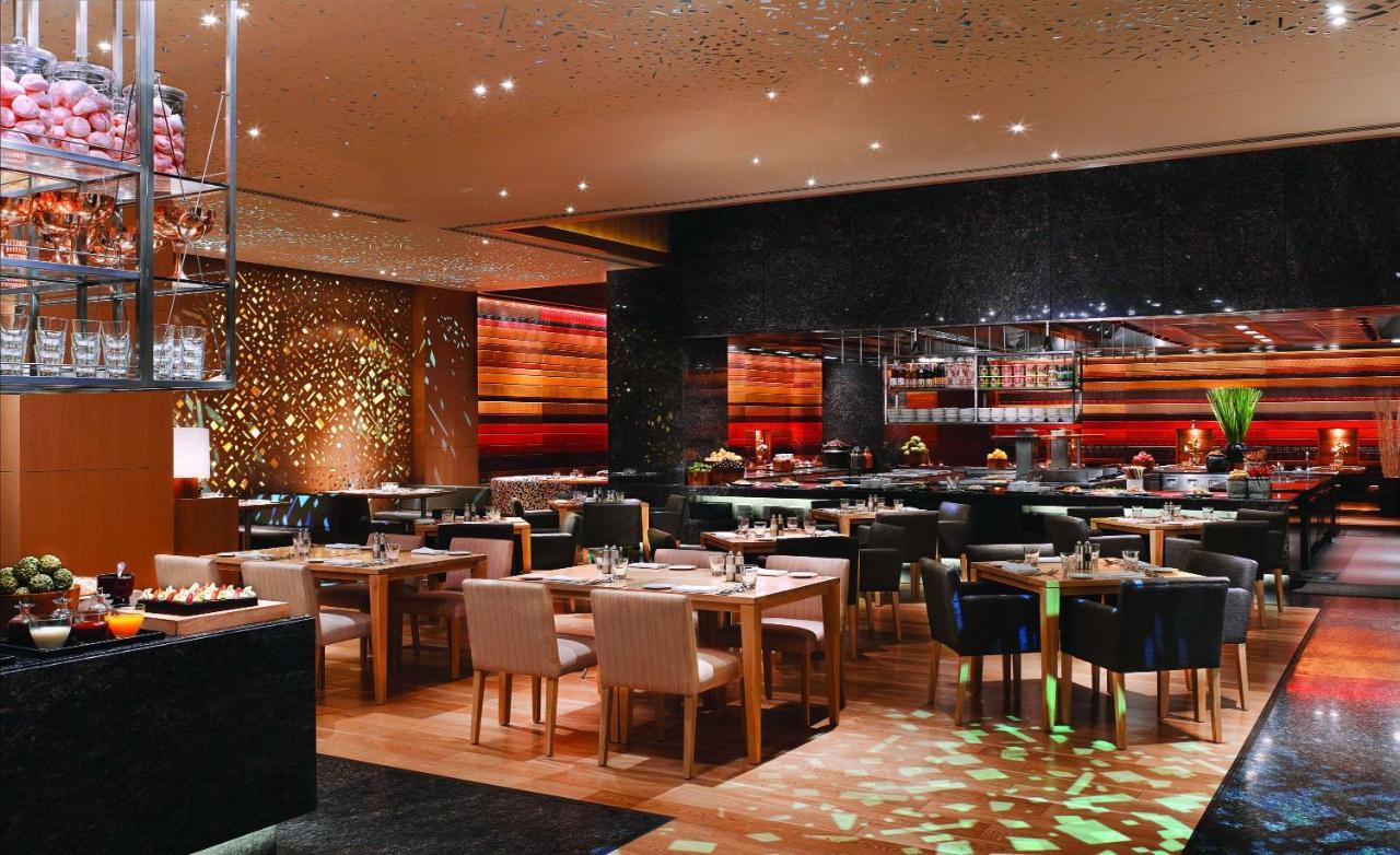 Grand Hyatt Mumbai Hotel And Residences Luaran gambar The interior of the restaurant