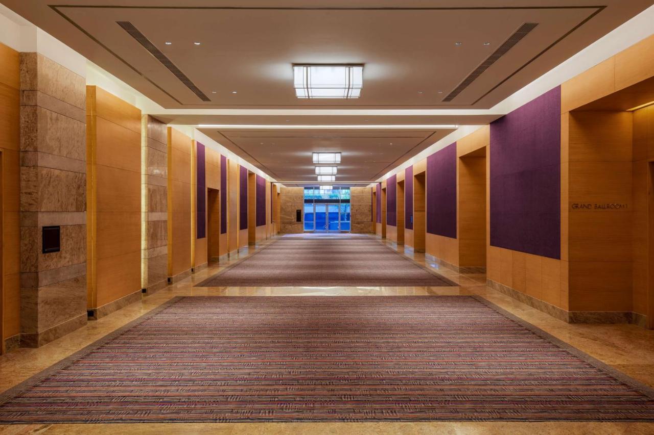 Grand Hyatt Mumbai Hotel And Residences Luaran gambar A corridor at the hotel