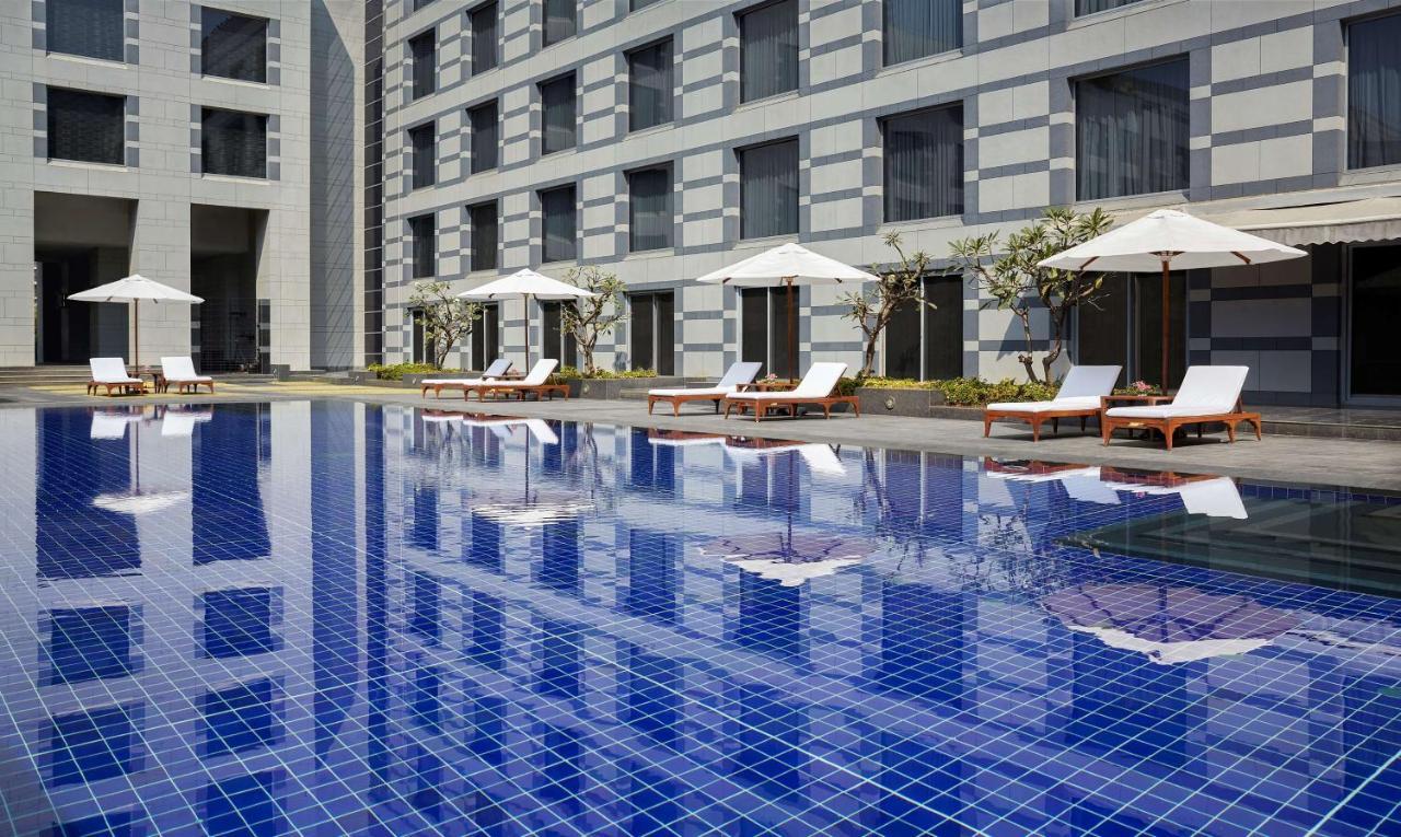 Grand Hyatt Mumbai Hotel And Residences Luaran gambar The pool at the hotel