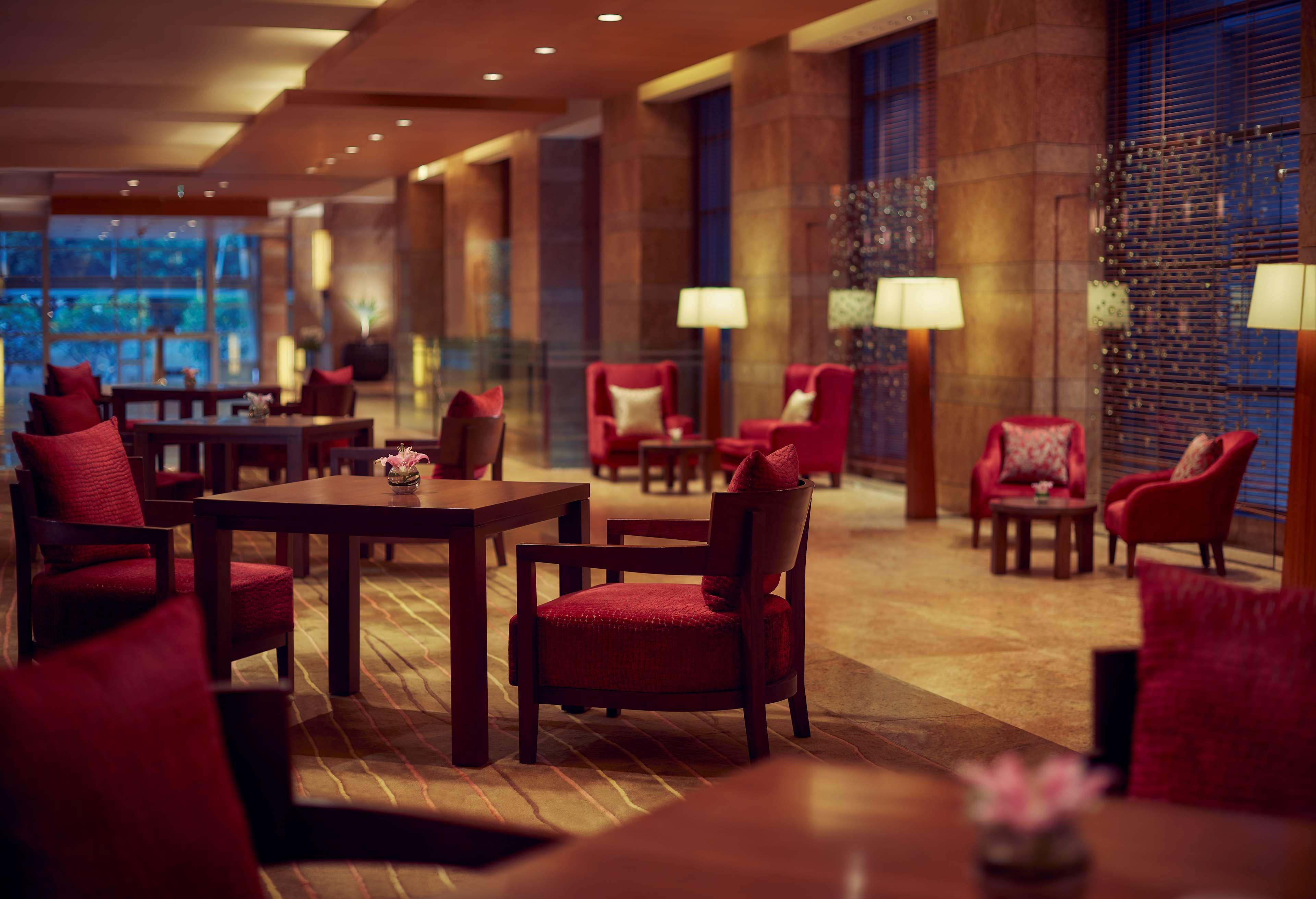 Grand Hyatt Mumbai Hotel And Residences Luaran gambar The Lounge at the airport