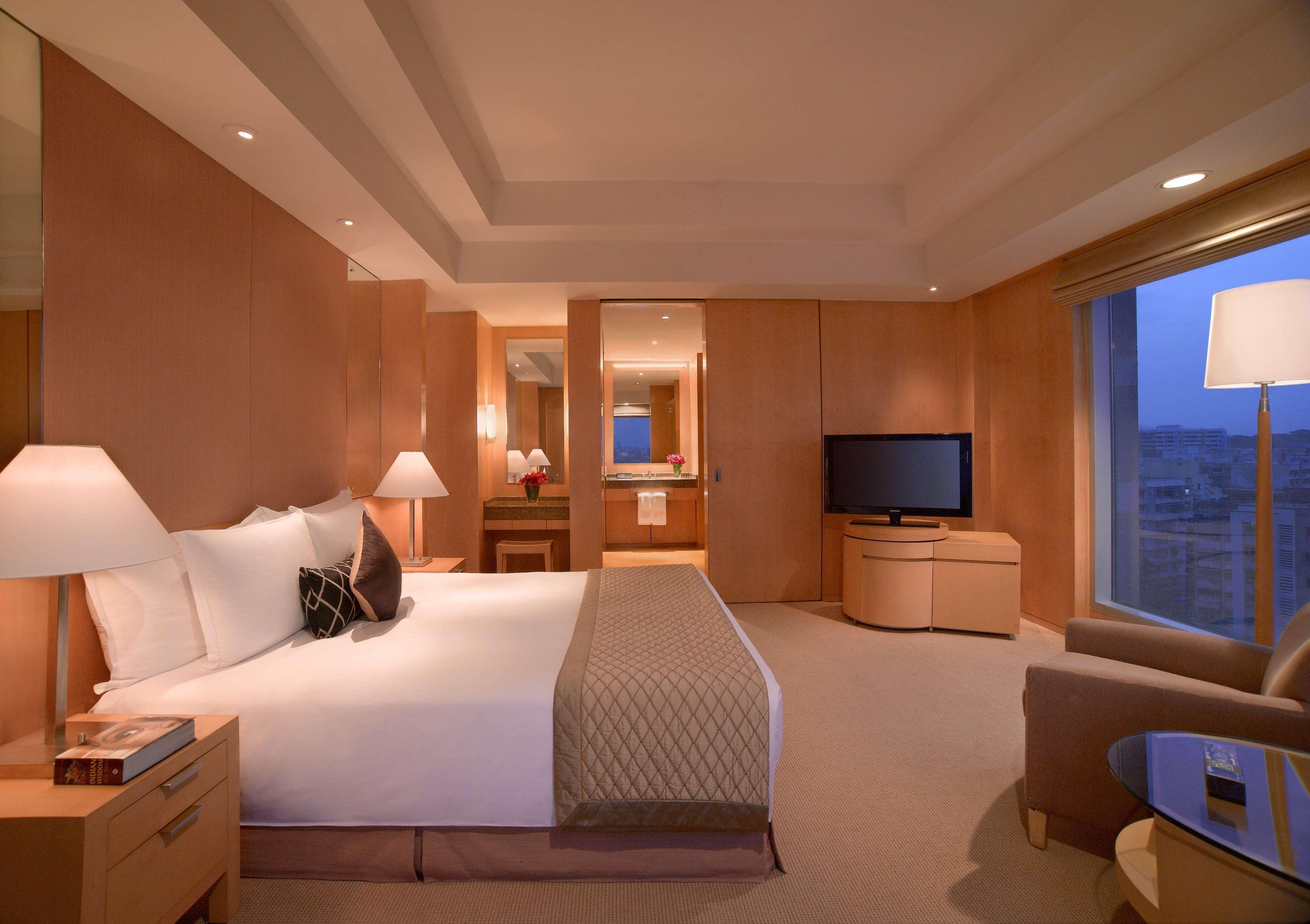 Grand Hyatt Mumbai Hotel And Residences Luaran gambar A bedroom in a suite at the Mandarin Oriental, Hong Kong