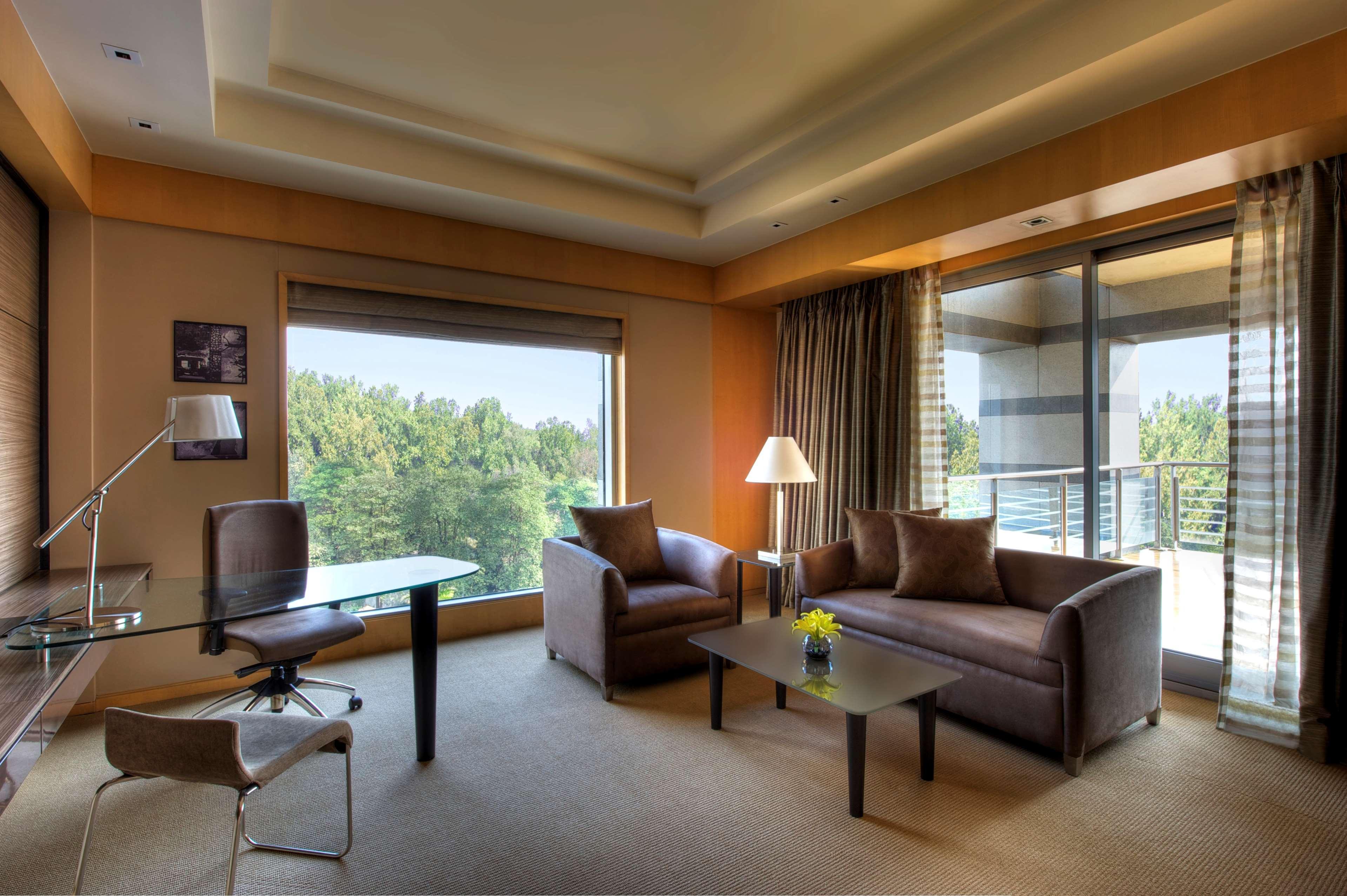 Grand Hyatt Mumbai Hotel And Residences Luaran gambar A suite at the hotel