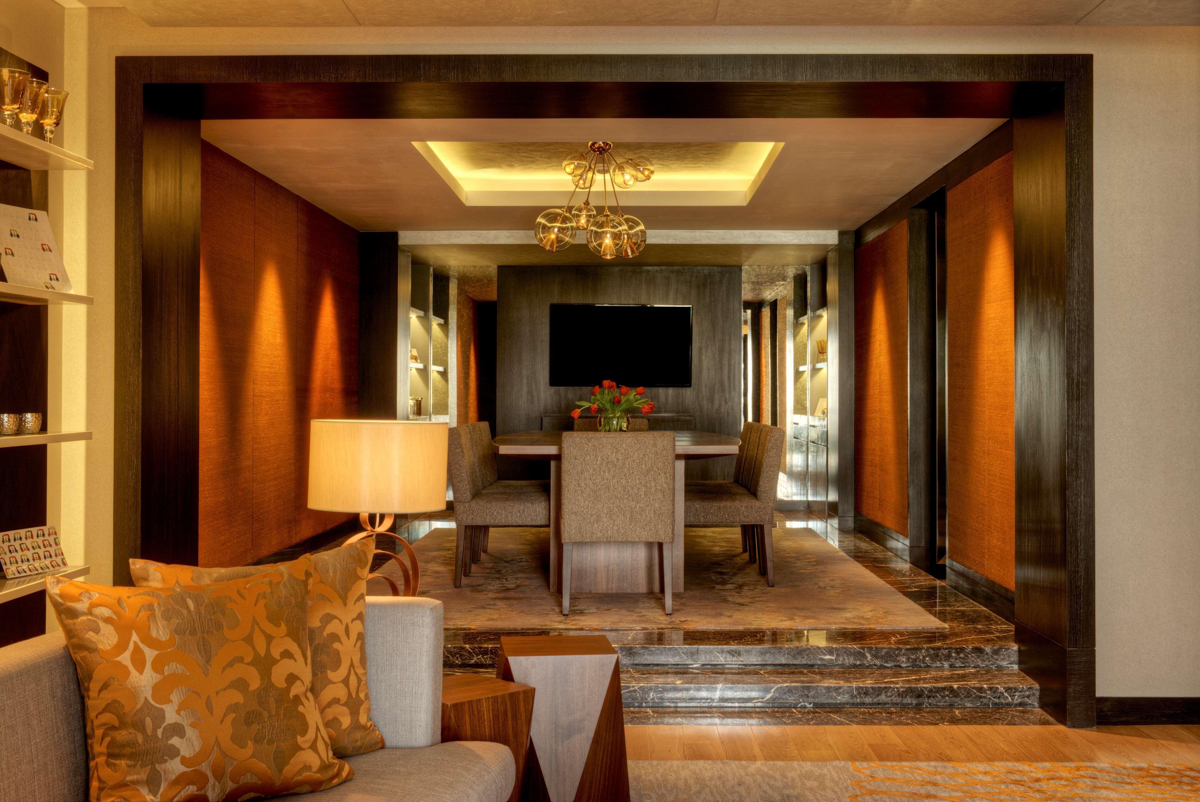Grand Hyatt Mumbai Hotel And Residences Luaran gambar The interior of a suite at the Taj Mahal Palace, Mumbai