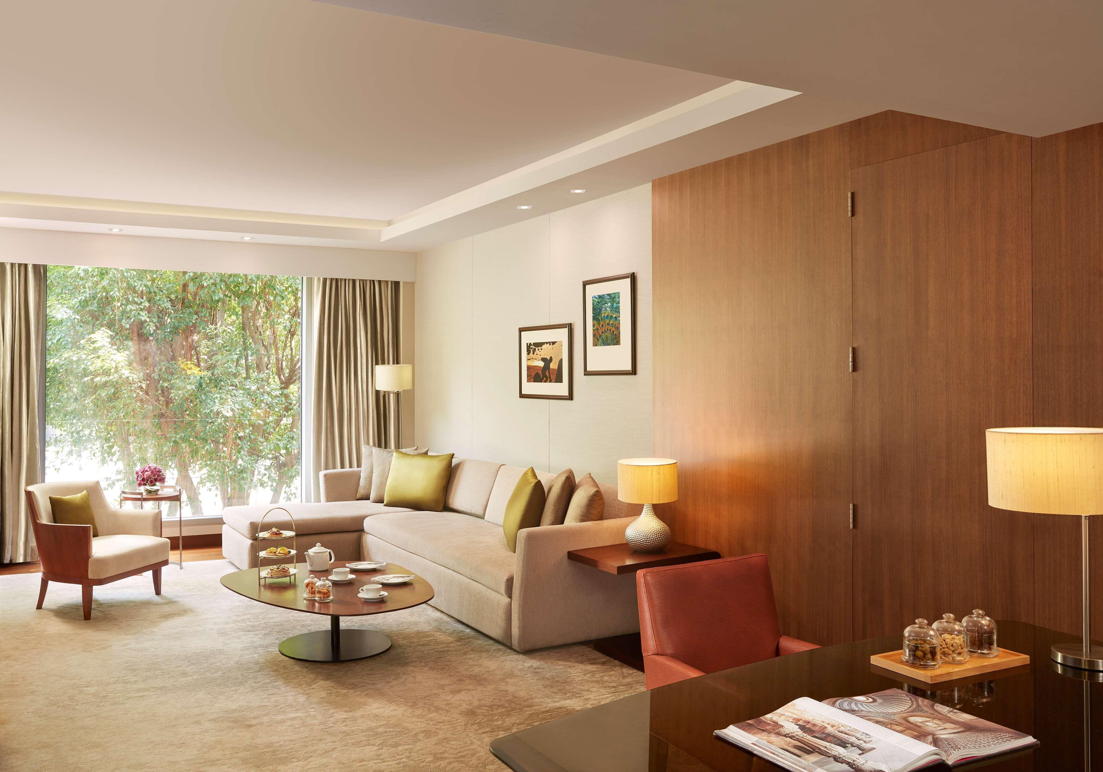Grand Hyatt Mumbai Hotel And Residences Luaran gambar A living room at the Taj Mahal Palace