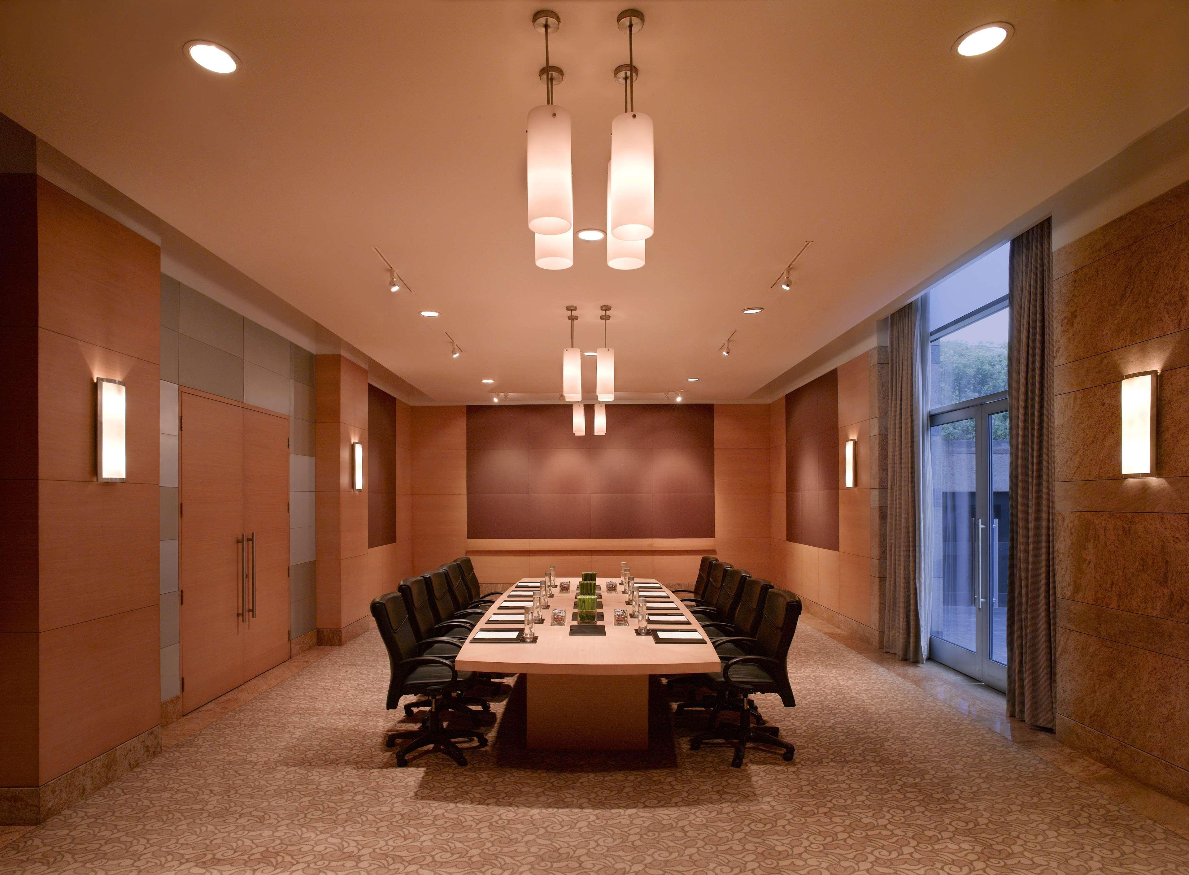 Grand Hyatt Mumbai Hotel And Residences Luaran gambar A boardroom at a hotel