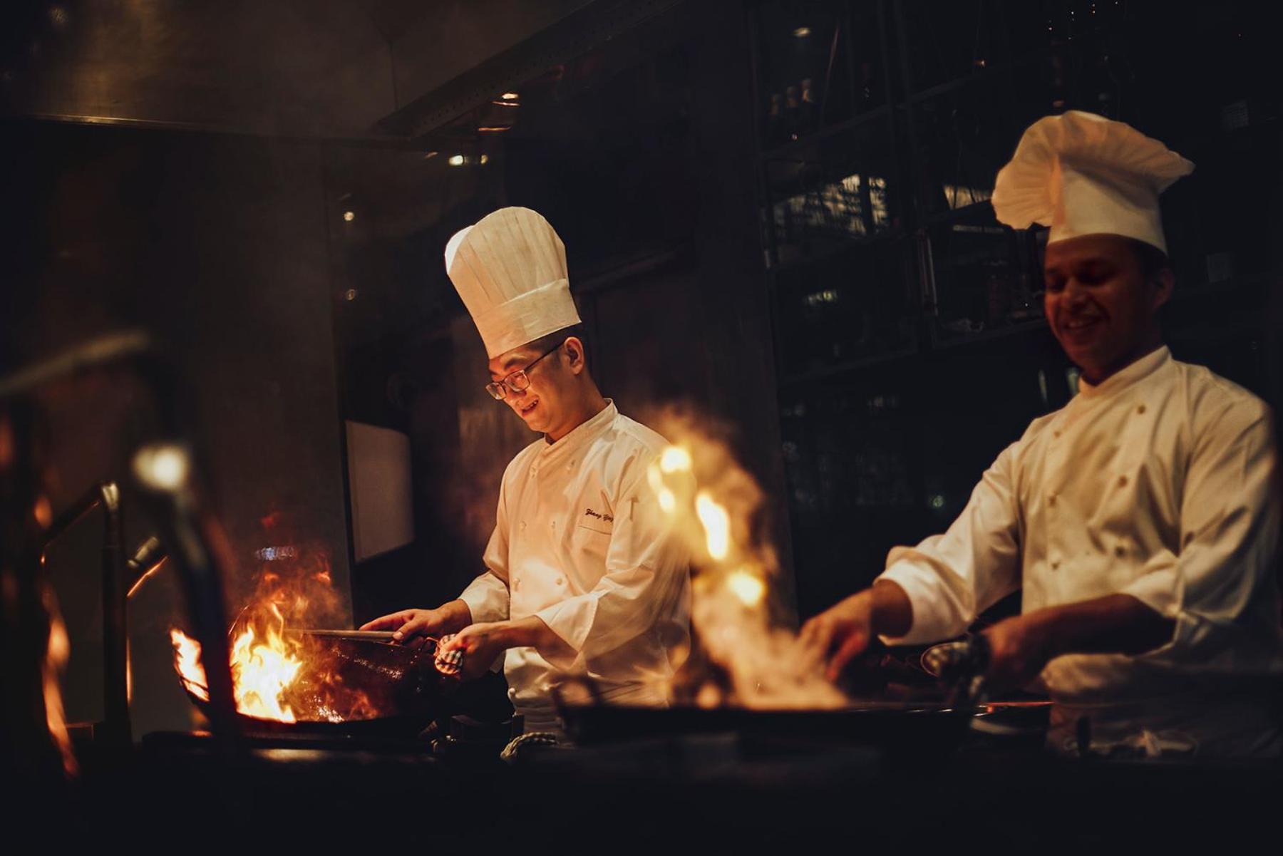Grand Hyatt Mumbai Hotel And Residences Luaran gambar Cooking with a wok