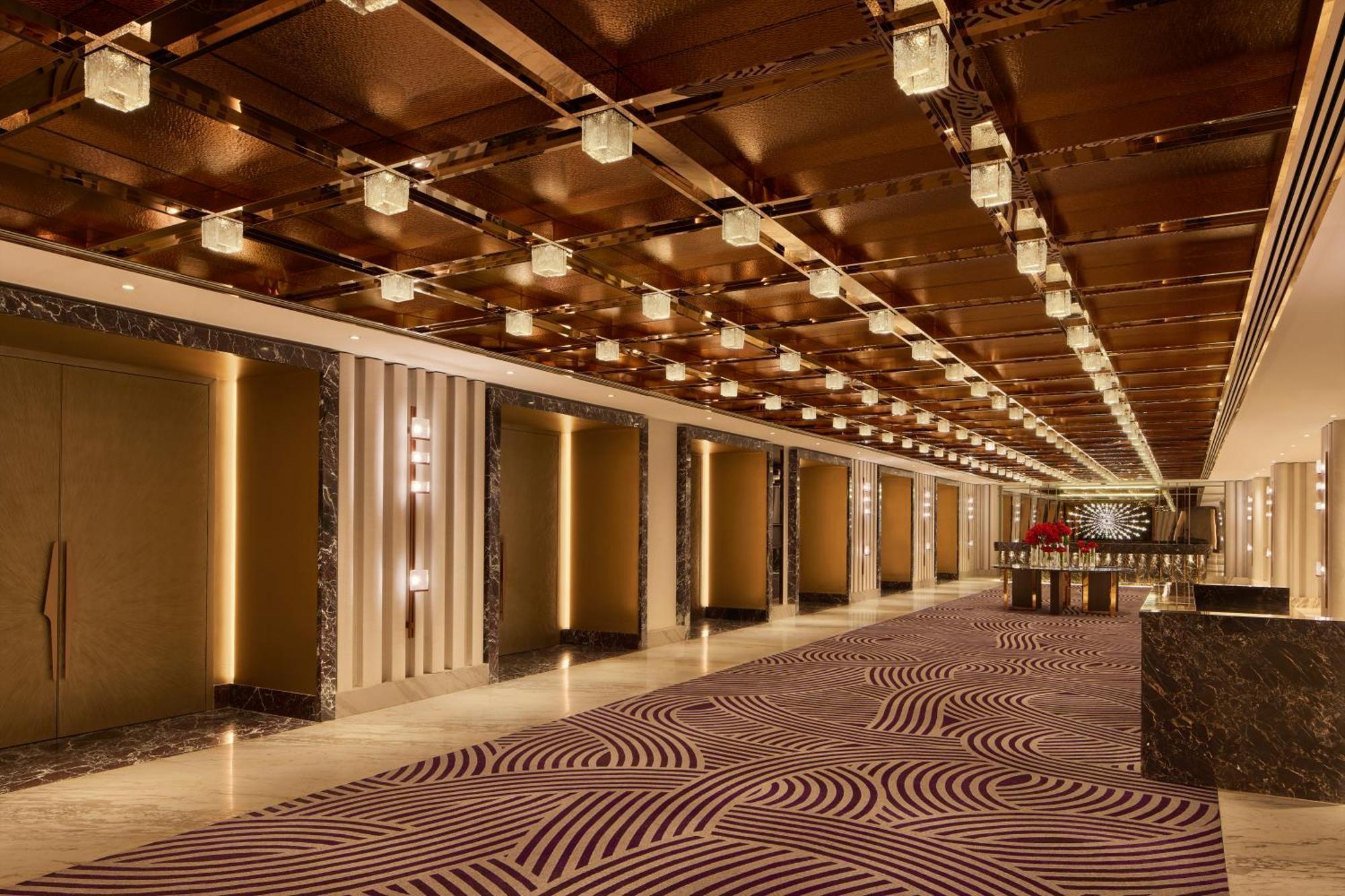 Grand Hyatt Mumbai Hotel And Residences Luaran gambar The interior of the hotel