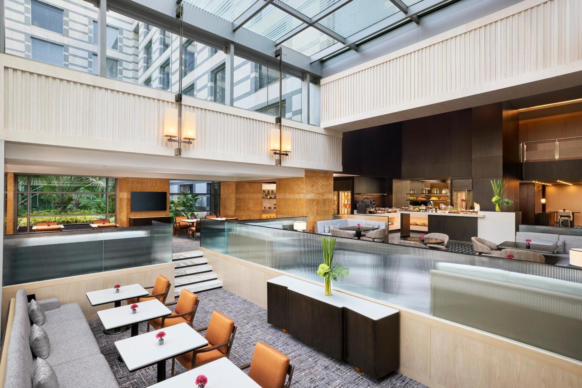 Grand Hyatt Mumbai Hotel And Residences Luaran gambar The Lounge at Hong Kong International Airport